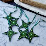 Świąteczne gwiazdki – ręcznie malowane zawieszki na choinkę - 2