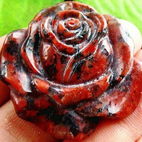 Brązowy jaspis brekcja, subtelna róża, wisior