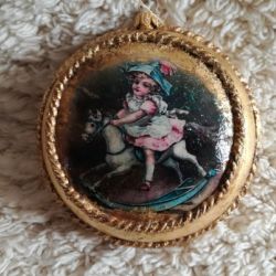 Bombka - medalion z dziewczynką i konikiem