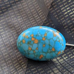 Pin/przypinka z niebiskim kamieniem