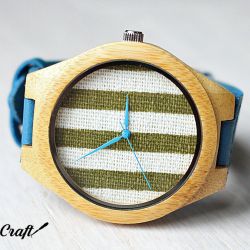 Drewniany zegarek z tkaniną na tarczy