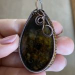 Pietersyt, miedziany wisior z pietersytem. - 