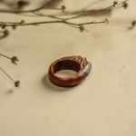 Drewniany pierścionek z motywem gór - pierścionek z drewna