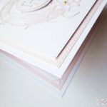 Kartka PAMIĄTKA I KOMUNII jasnoróżowa - Biało-różowa kartka komunijna z Hostią