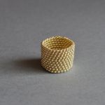 Pierścionek koralikowy złoty 1 - pierścionek z koralików