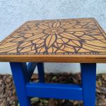 taboret boho z niebieskimi nogami i dekorem - taboret do sypialni boho niebieski IfGift