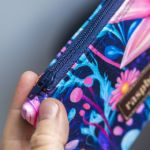 Etui na klucze z granatowego weluru w różowe i fioletowe kwiaty – handmade - 