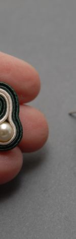 małe, kremowo-zielone kolczyki sutasz