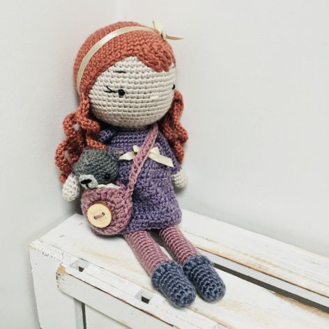 Lalka szydełkowa z misiem w torebce