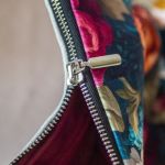 Kopertówka welurowa handmade – unikatowa torebka w kwiaty - 