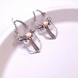 Srebrne kolczyki z różową perłą | Eleganckie kolczyki z motywem miecza