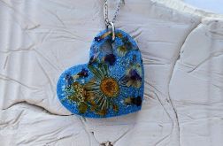 Wisiorek z żywicy z zatopionymi kwiatkami