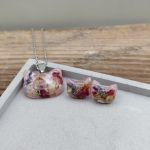 Koci Urok – komplet biżuterii z żywicy z zatopionymi kwiatami - 2