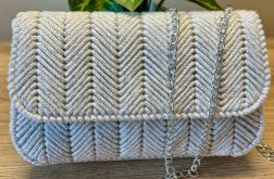 Torebka pleciona w jodełkę w kolorze białym z srebrnym akcentem