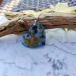 Wisiorek z żywicy z zatopionymi kwiatkami - 3