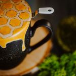 Kubek plaster miodu do herbaty z pokrywką i sitkiem - Kubek dla pszczelarza